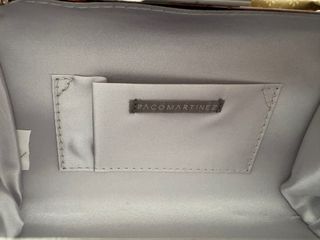 Bolso de fiesta plateado con diseño geométrico