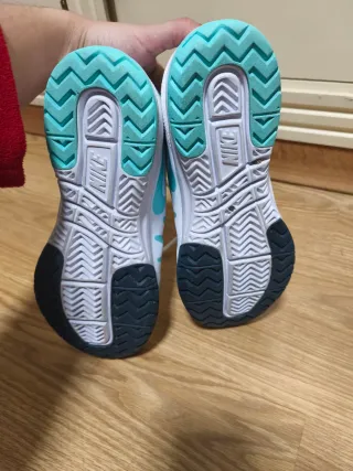 Deportivas Nike Blancas y Turquesa