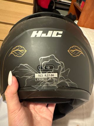 Casco de moto negro con diseño floral