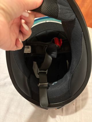 Casco de moto negro con diseño floral