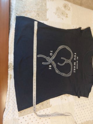 T-shirt blu notte con stampa corda cuore