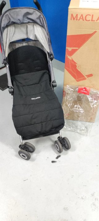 Carrito Maclaren Vaquero y saco Maclaren negro.