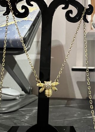 Collar dorado con colgante de abeja