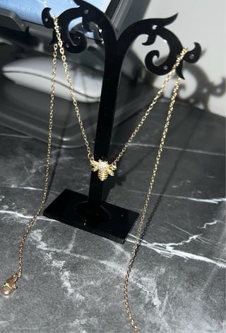 Collar dorado con colgante de abeja