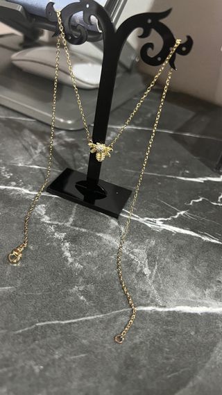 Collar dorado con colgante de abeja