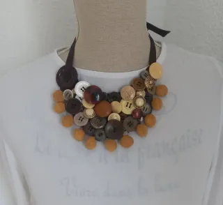Collar de botones. Hechos a mano.