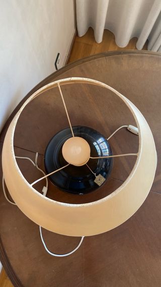 Lámpara de mesa negra y beige