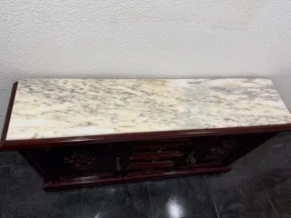 Mueble de madera con tapa de mármol