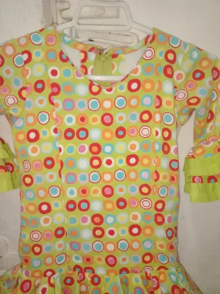 Traje de flamenca con volantes de niña