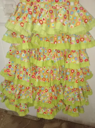 Traje de flamenca con volantes de niña