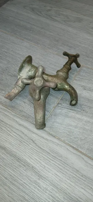 Grifos antiguos de latón