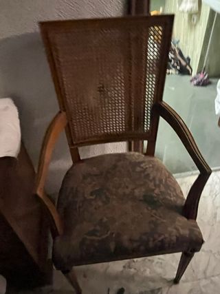 Silla de madera con asiento de tela y respaldo de