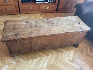 Arca antigua restaurada madera