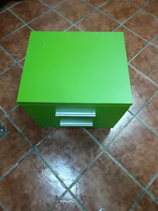 Mesita de noche verde con cajones