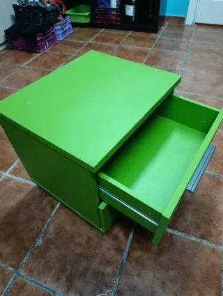 Mesita de noche verde con cajones