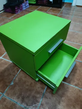 Mesita de noche verde con cajones