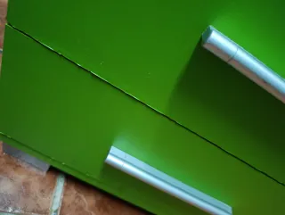 Mesita de noche verde con cajones