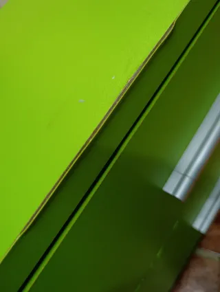 Mesita de noche verde con cajones