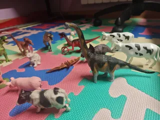 Lote de dinosaurios y animales de juguete