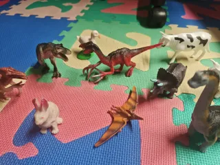 Lote de dinosaurios y animales de juguete