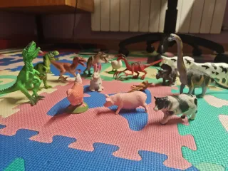 Lote de dinosaurios y animales de juguete