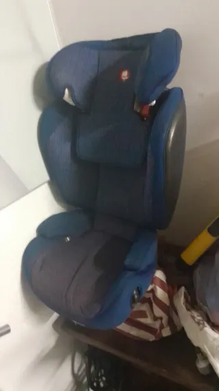 Silla de coche para bebé azul y en buen estado