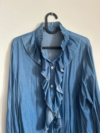 Blusa vaquera con volantes