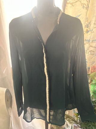 Blusa negra con perlas valia13 euros