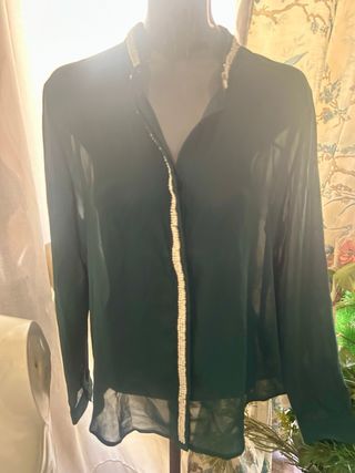Blusa negra con perlas valia13 euros