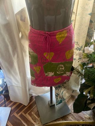 Falda rosa con estampado de niña