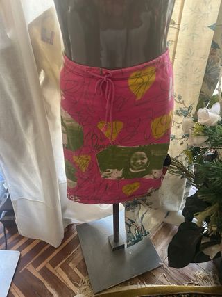 Falda rosa con estampado de niña