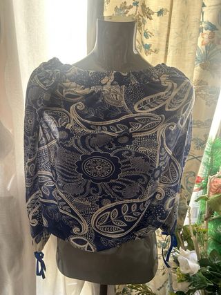Blusa azul con estampado blanco