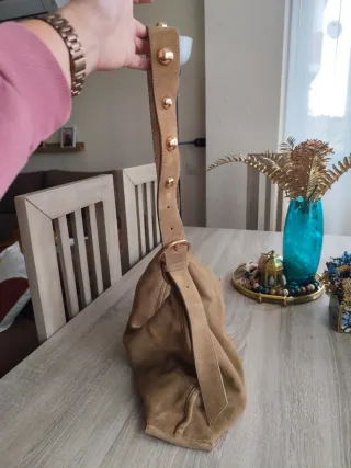 Bolso plano 100% piel tachas camel