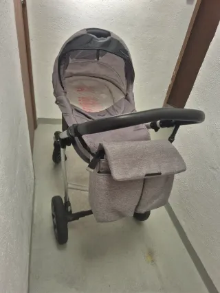 Carrito de bebé gris a cuadros