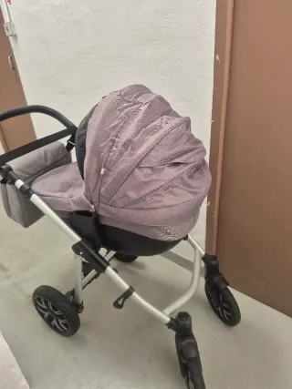Carrito de bebé gris a cuadros