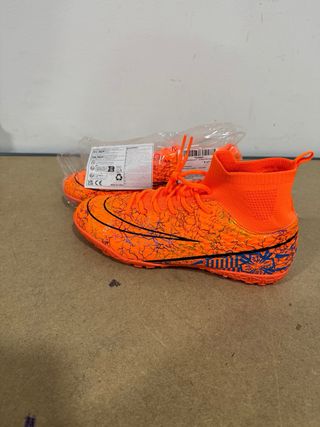 Zapatillas de fútbol multi tacos. Talla 42