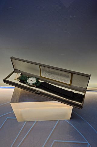 Reloj juvenil con correa de tela.