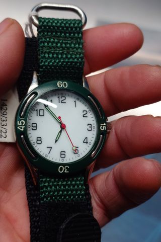 Reloj juvenil con correa de tela.