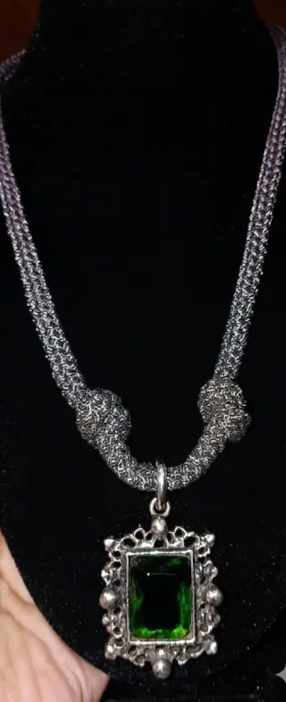 Gargantilla de Cordón y colgante de Piedra verde