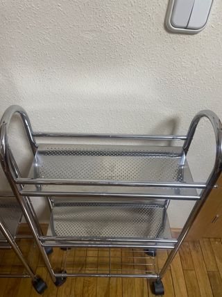 2 Estantes Metálicos con Ruedas