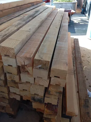 Listones, vigas, postes, palos puntales de madera