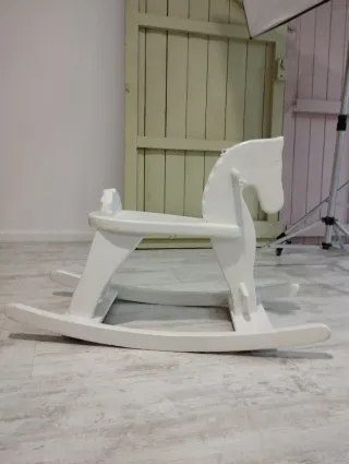 Caballo balancín blanco