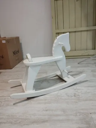 Caballo balancín blanco