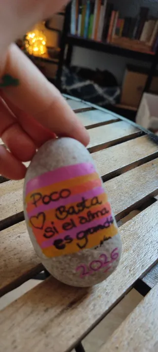 Piedra pintada a mano atardecer desierto