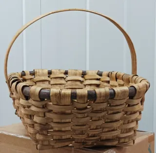 Cesta antigua de mimbre y madera