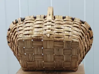 Cesta antigua de mimbre y madera