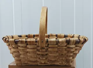 Cesta antigua de mimbre y madera