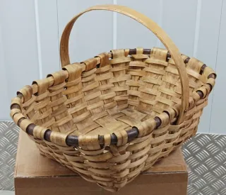 Cesta antigua de mimbre y madera