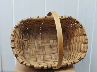 Cesta antigua de mimbre y madera