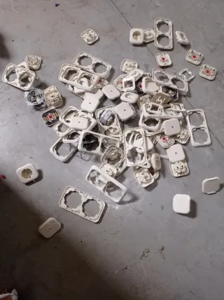 Enchufes y mecanismos eléctricos
